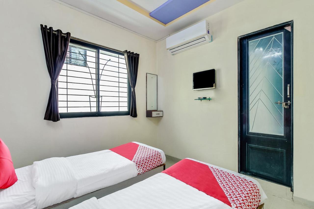 Oyo Flagship 48365 Hotel Shiva'S Castle Chalisgaon Exteriör bild