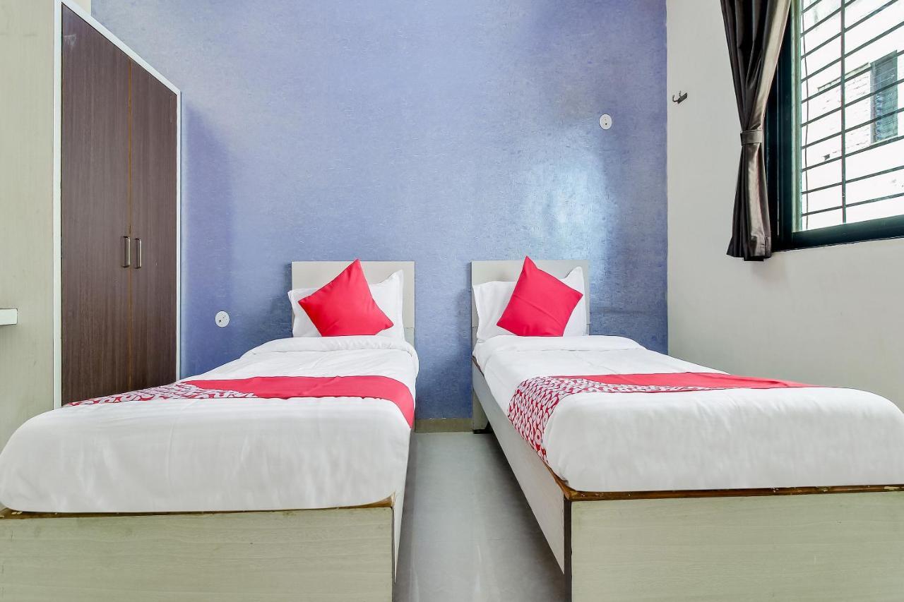 Oyo Flagship 48365 Hotel Shiva'S Castle Chalisgaon Exteriör bild